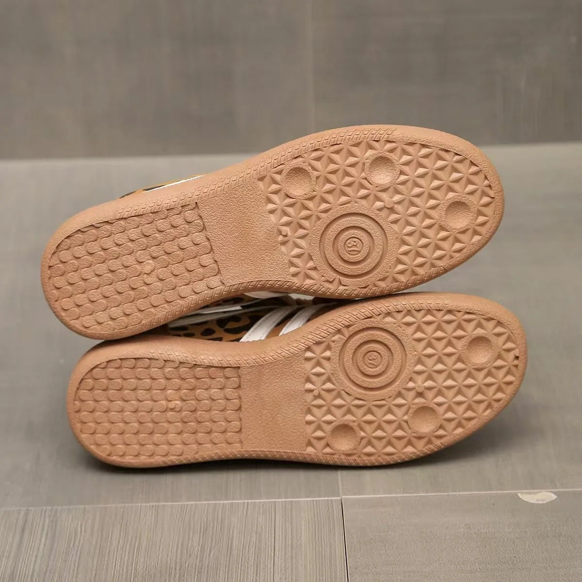 Women's walking trainers outsole detail